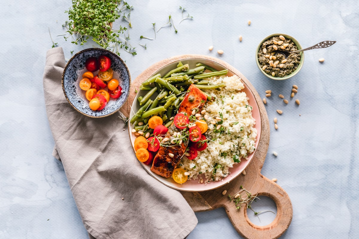Colorful vegetable stir-fry with tofu and brown rice